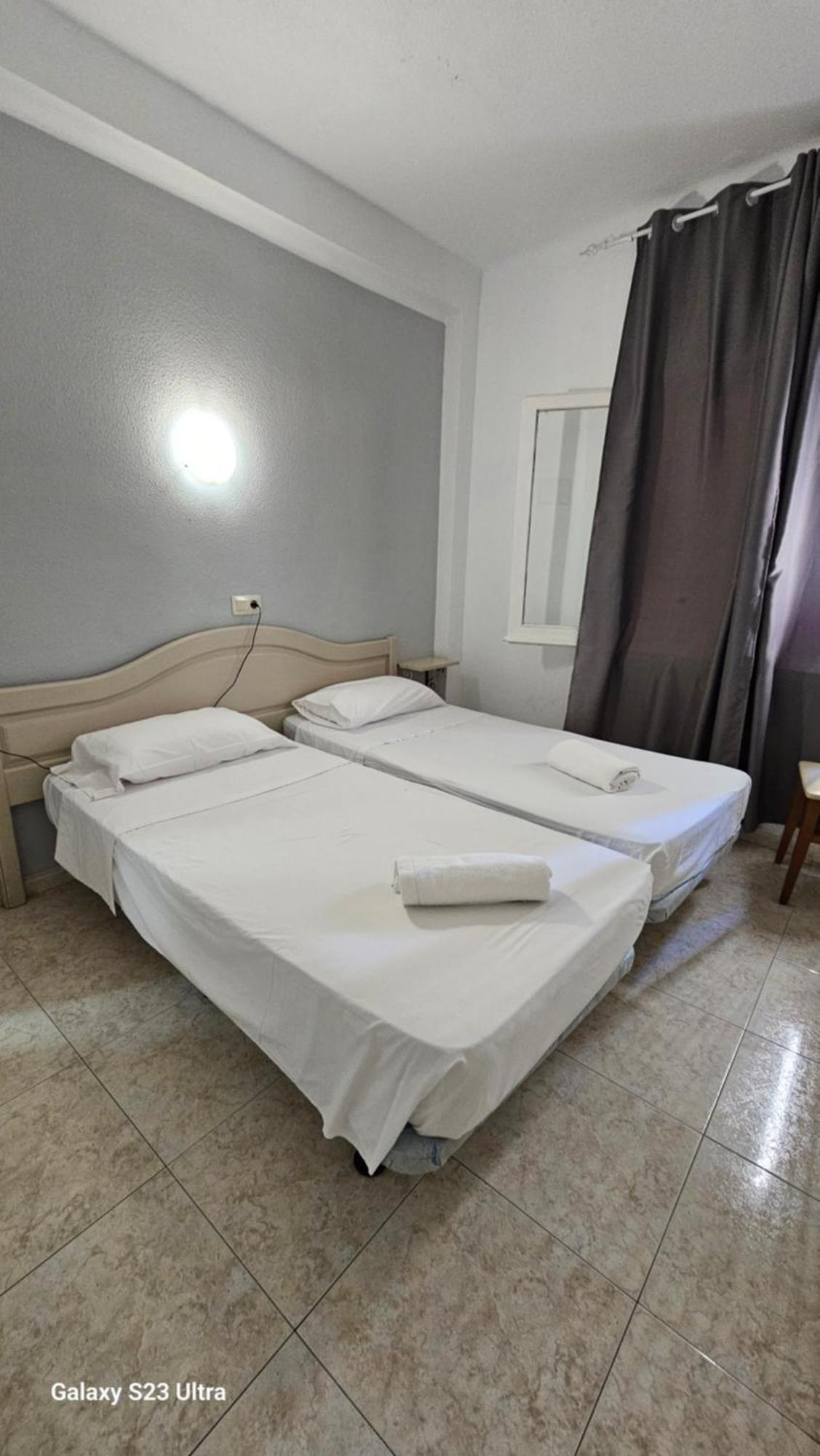 Hostal Caste โยเรตเดมาร์ ภายนอก รูปภาพ